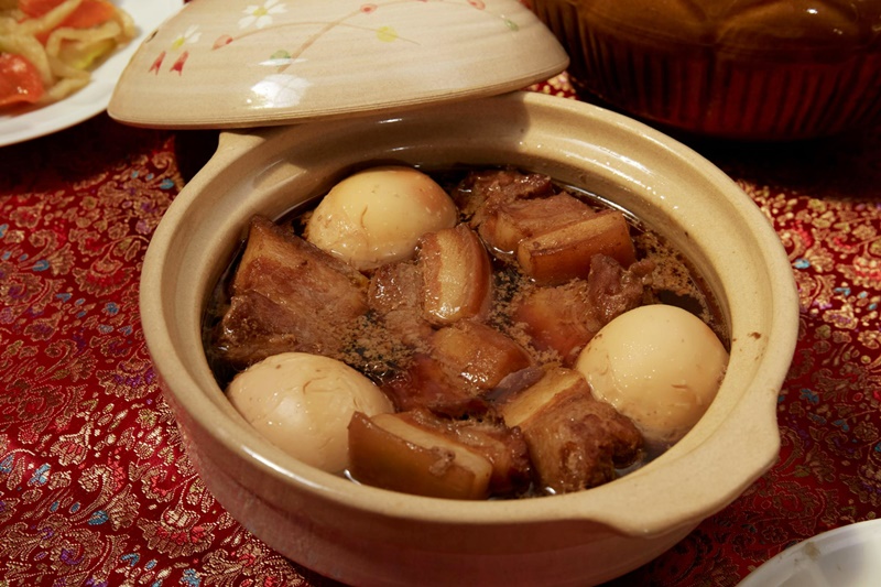 卵と煮込まれた肉